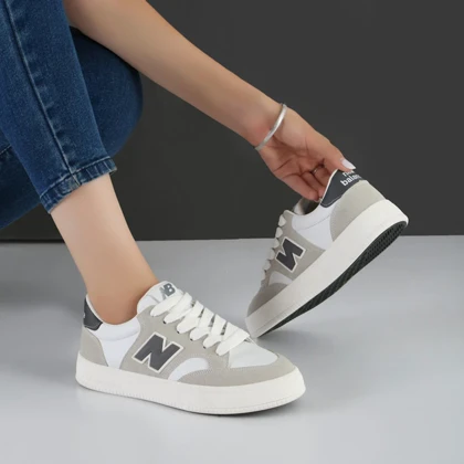 کفش و کتانی اسپرت زنانه و دخترانه مدل نیوبالانس NEW BALANCE رنگ سفید طوسی