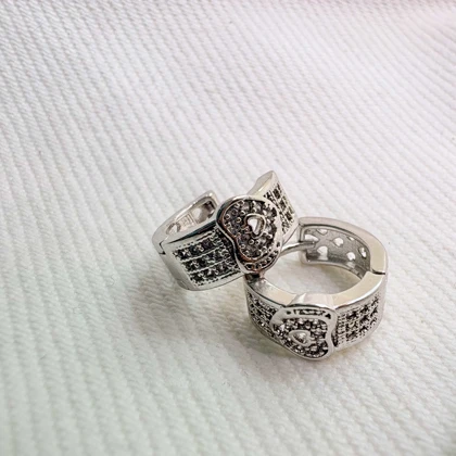 گوشواره برند شین مدل «قلب کریستالی» | آبکاری رادیوم با جلای طلا سفید