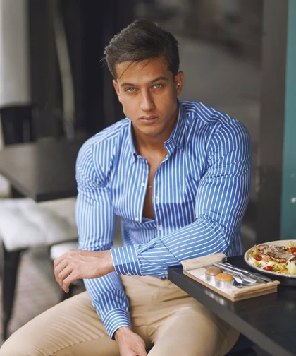 پیراهن نخی راه راه میله ای آبی سفید فوق‌العاده شیک و با کیفیت