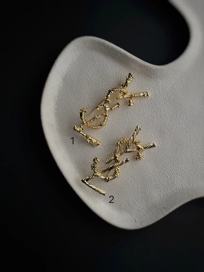 سنجاق سینه های YSL بزرگ