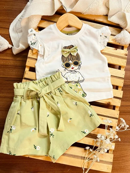 تاپ شلوارک دختر عینکی