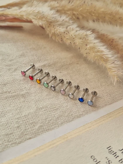 پیرسینگ رنگی گوش