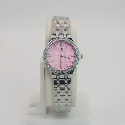 ساعت مچی زنانه اودمار پیگه Audemars Piguet با موتور کواتز و طراحی مینیمال