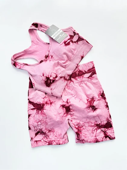 ست ورزشی نیم‌تنه کاپ‌دار و شورتک پشت چروک سیملس