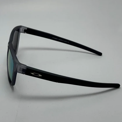 عینک آفتابی اوکلی سبک OAKLEY فریم طوسی عدسی هفت رنگ کد 2435