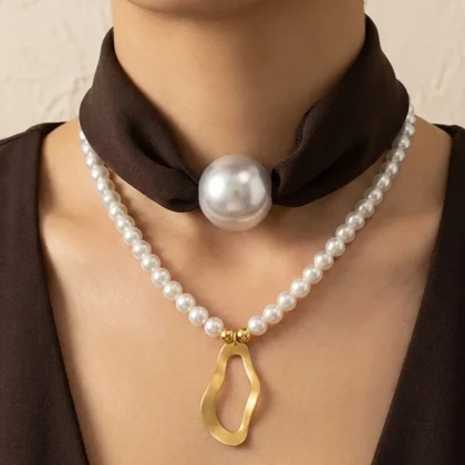 گردنبند زنانه مدل پرلا براون گلد طرح مروارید لوکس با پارچه قهوه‌ای و آویز طلایی