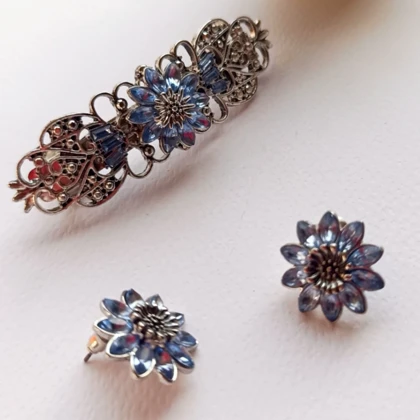 گوشواره و گل سر آبی