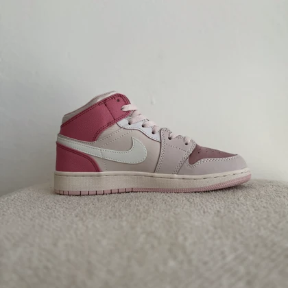 جردن1 ساق‌دار صورتی