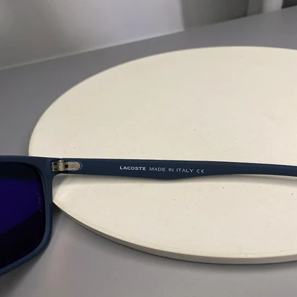 عینک آفتابی لاگوست با فریم کائوچو و لنز پلی‌کربنات پلاریزه UV400 Lacoste Polarized