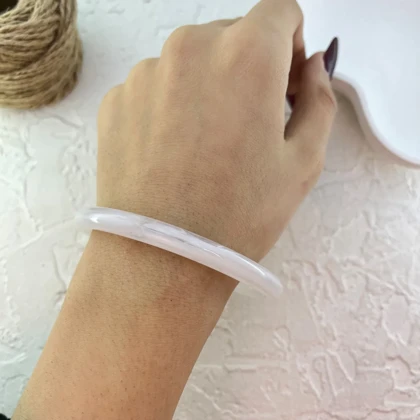 دستبند زنانه بنگل رزینی مدل الورا شیری شفاف