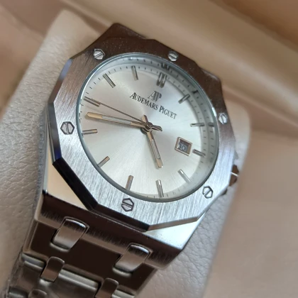 ساعت مچی مردانه طرح AP موتور کوارتز بند درجه یک صفحه سیلور تقویم دار با قفل پروانه‌ای