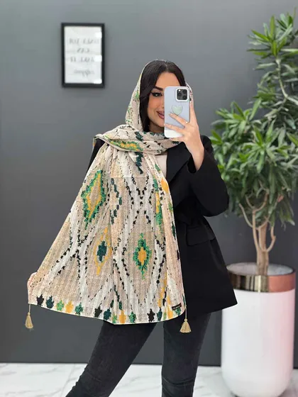 شال طرح لوزی منگوله‌دار