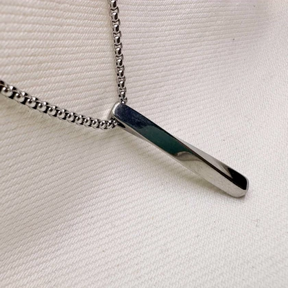 گردنبند مردانه استیل مدل «منشور مینیمال» | با زنجیر ونیزی (Box Chain) سیلور