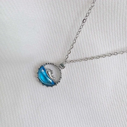 گردنبند استیل طرح «وال و دریا» | پلاک دایره‌ای با رزین آبی شفاف