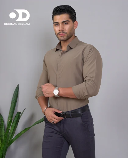 پیراهن مردانه رنگ بژ دکمه مخفی پارچه دوشین
