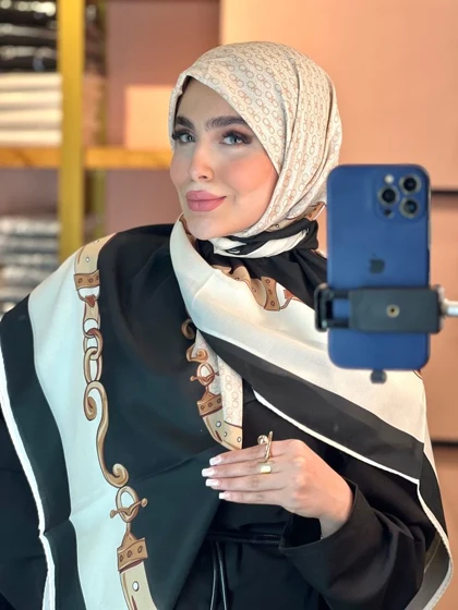 روسری حریر نخ دست دوز طرح فراگامو