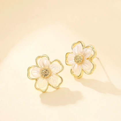 گوشواره طرح گل سفید طلایی نگین‌دار