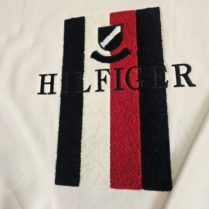 دورس تامی لوگو عمودی بزرگ