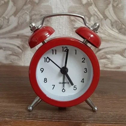 ساعت رومیزی زنگدار کلاسیک با صفحه ساده سایز کوچک