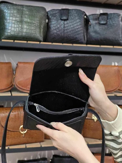 کیف چرم زنانه بغل پرچ مشکی لیزارد چرم اصل گاوی