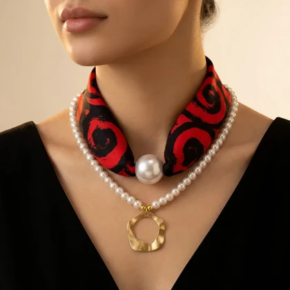 گردنبند زنانه مدل لئوپرلا نوآر طرح مروارید لوکس با آویز طلایی و پارچه هنری طرح دار