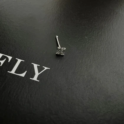 پیرسینگ بینی نقره‌ای نگین مربعی