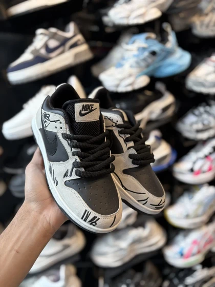 کتانی نایک اس بی کاستوم مشکی