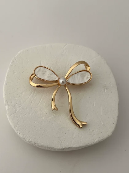 گل سینه صدفی مرواریدی