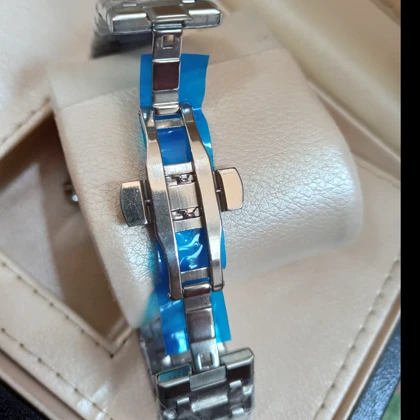 ساعت مچی مردانه طرح AP موتور کوارتز بند درجه یک صفحه مشکیی تقویم دار با قفل پروانه‌ای