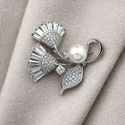 گل سینه زنانه ژوپینگ مدل مرواریا طرح مروارید جواهری نگین‌دار نقره‌ای