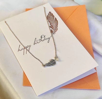 گردنبند آویز طرح پر (Feather) با نگین مرواریدی و زنجیر نقره‌ای