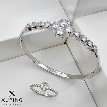 بنگل ژوپینگ طرح ونکلیف چهاربرگ نگین‌دار نقره‌ای