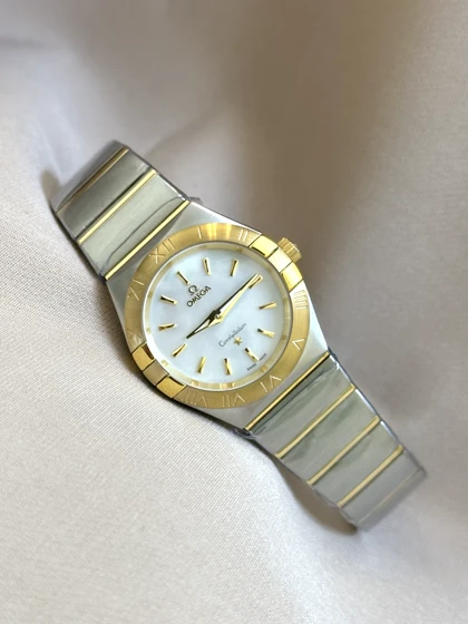 ساعت امگا کانسلیشن زنانه دورنگ طلایی ایندکس خط Omega Constellation silver gold