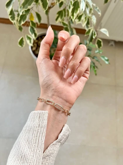 دستبند ظریف نگین‌دار