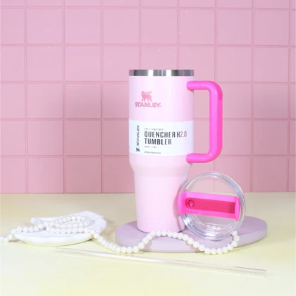 استنلی تامبلر 1.18 لیتری صورتی پودری با دسته سرخابی