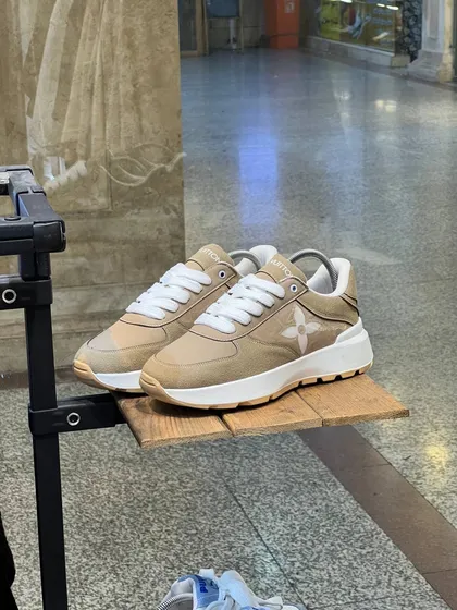 کتانی louis vuitton رنگ کرم