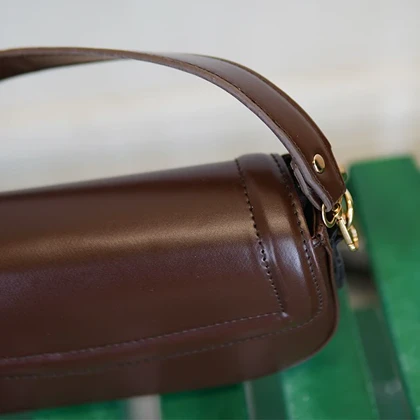 کیف دوشی پاسپورتی زنانه پکه دار