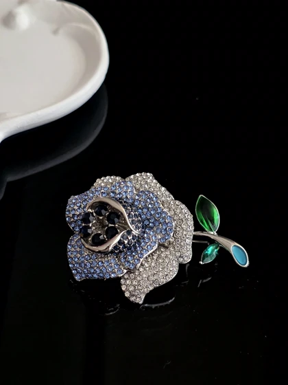 سنجاق سینه گل نقره ای آبی کد mah071