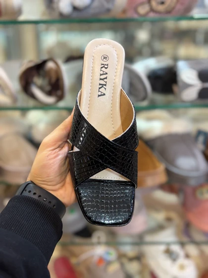 صندل مجلسی زنانه رایکا مدل ضربدری مشکی