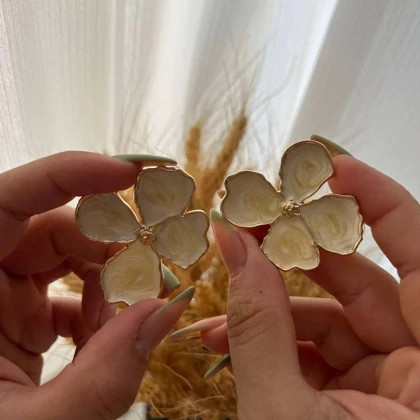 گوشواره زنانه طرح گل با رنگ ثابت و ضد حساسیت