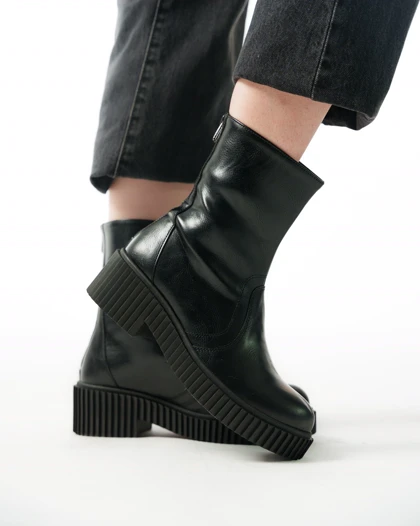 نیم بوت زنانه استرادیواریوس مدل Stradivarius Flat Ankle Boots - BTB95