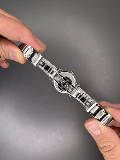 ساعت مچی ورساچه دورحکاکی بند سیلور صفحه قرمز Versace