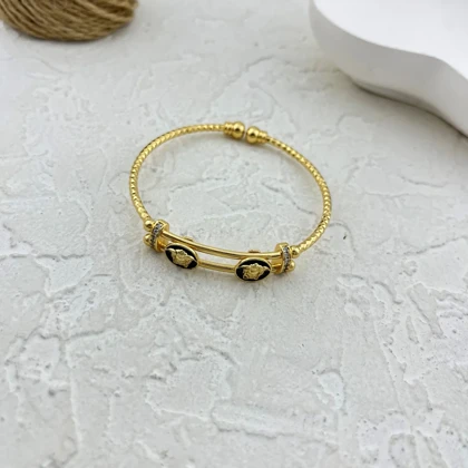 دستبند زنانه بنگل طرح ورساچه، ظرافت و درخشش بی‌نظیر