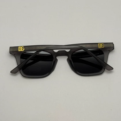 عینک آفتابی پلاریزه دولچه گابانا DOLCE GABBANA دسته سیم کشی شده لولا فنر طوسی کد 7707