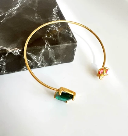 دستبند النگویی (کویل) طلایی با نگین مربع جواهری سبز زمردی و قرمز