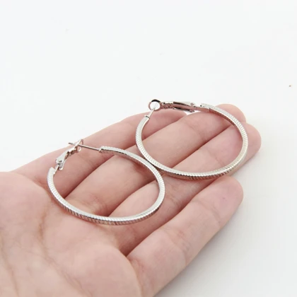 گوشواره زنانه حلقه‌ای مدل خطی