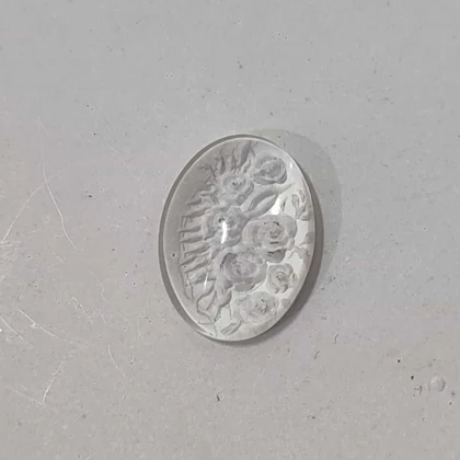 سنگ کوارتز (با حکاکی دستی طرح گل در پشت سنگ )