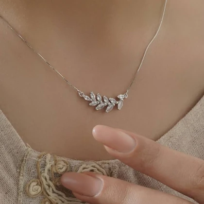 گردنبند نقره زنانه مدل گلبرگ