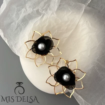 گوشواره گل پارچه ای با فریم طلایی