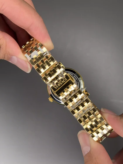 ساعت مچی ورساچه دورحکاکی بند طلایی صفحه سبز Versace